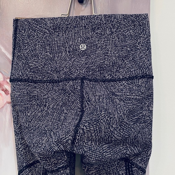 LULULEMON HR Tight 25” - Picture 5 of 5